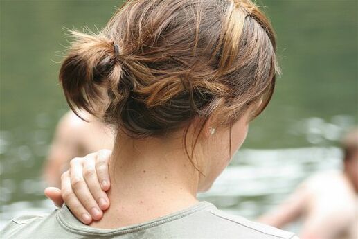 Dolore al collo nell'osteocondosi cervicale