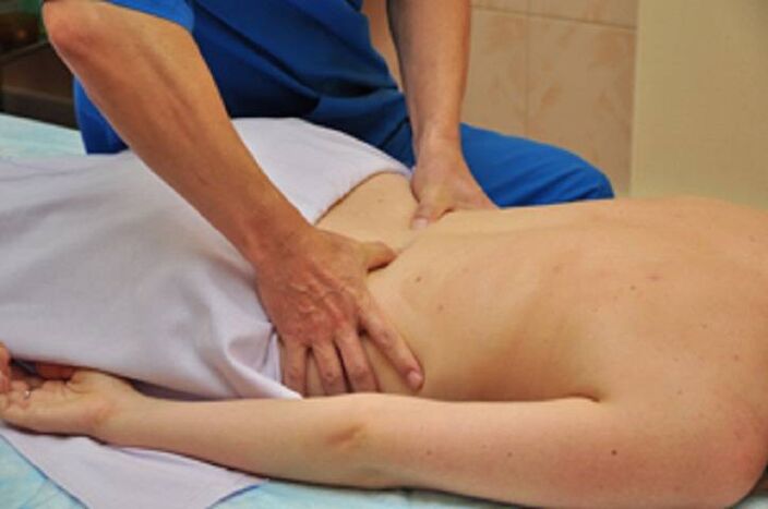 Massaggio per il trattamento efficace dell'osteocondrosi della colonna lombare