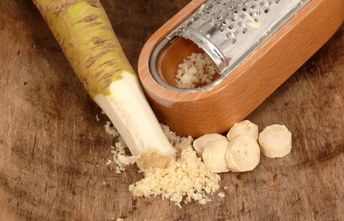 Radice di rafano grattugiata per preparare un massaggio medicinale per l'osteocondrosi lombare